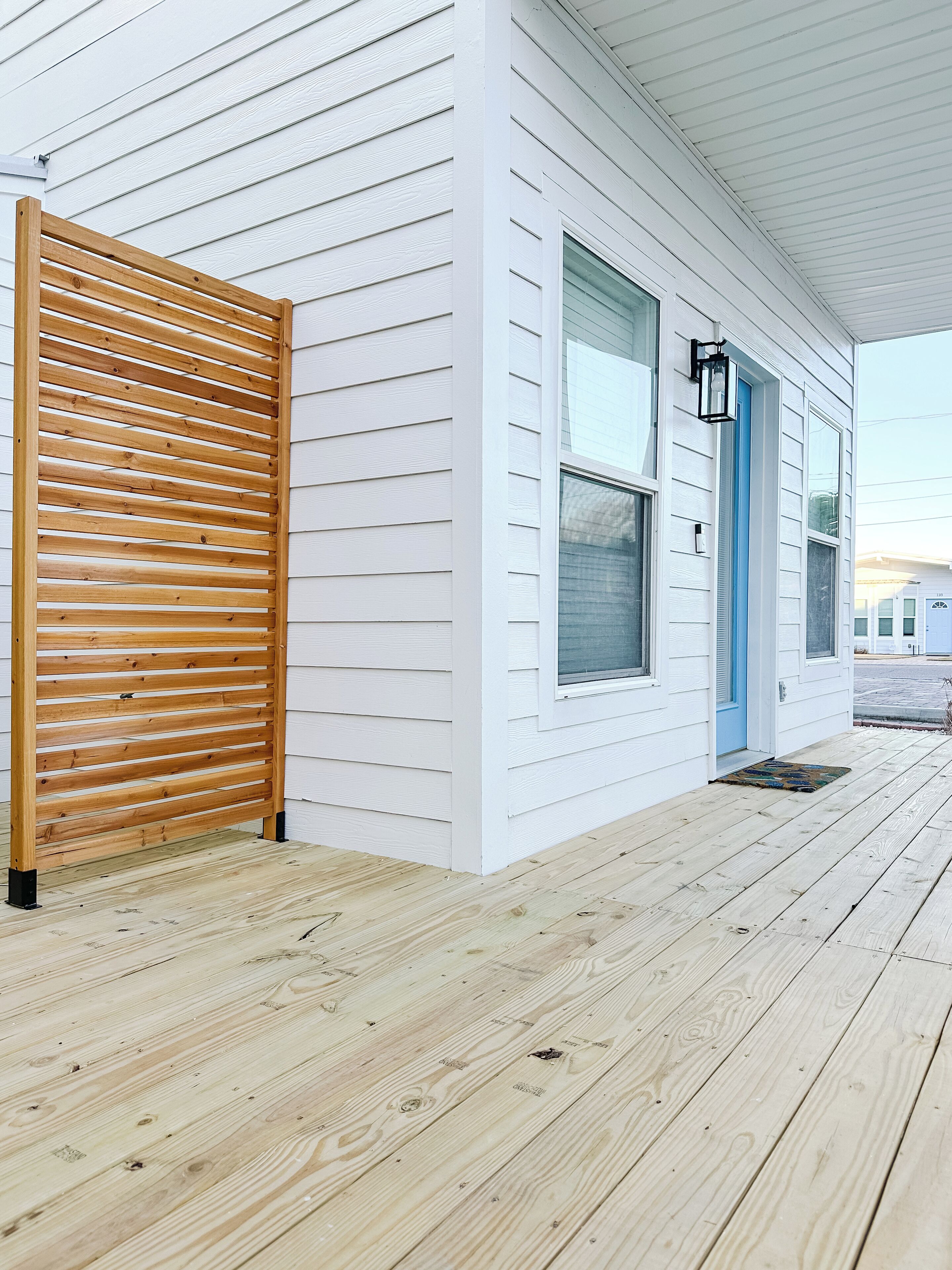 Convenient, spacious Beach Retreat! Ocean view 3rd level, steps to the beach!