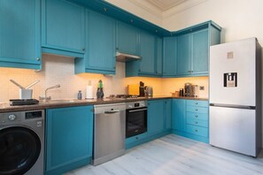 Een koelkast, een microgolfoven, een oven, een kookplaat