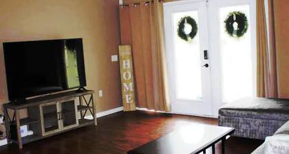 3 bedroom pool home w/ AC Game Room. Pet friendly!