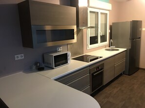 Réfrigérateur, micro-ondes, four, plaque de cuisson