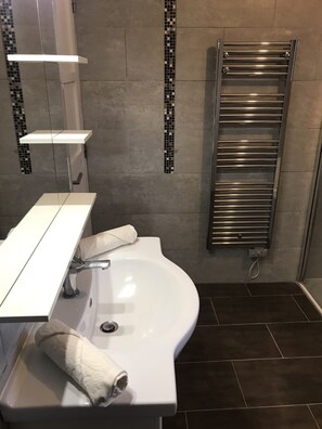Douche, sĂšche-cheveux, serviettes fournies, savon