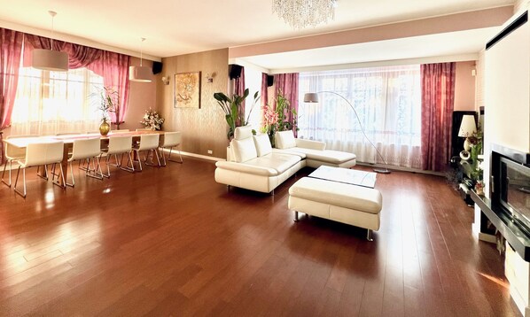 Comfort-Villa | Wohnbereich | 60-Zoll-LCD-Fernseher mit Digitalempfang, Fernseher, Arbeitsbereiche