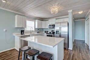 冰箱、微波炉、烤箱、炉灶