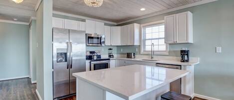 ثلاجة، ميكروويف، فرن، موقد طهي مسطح