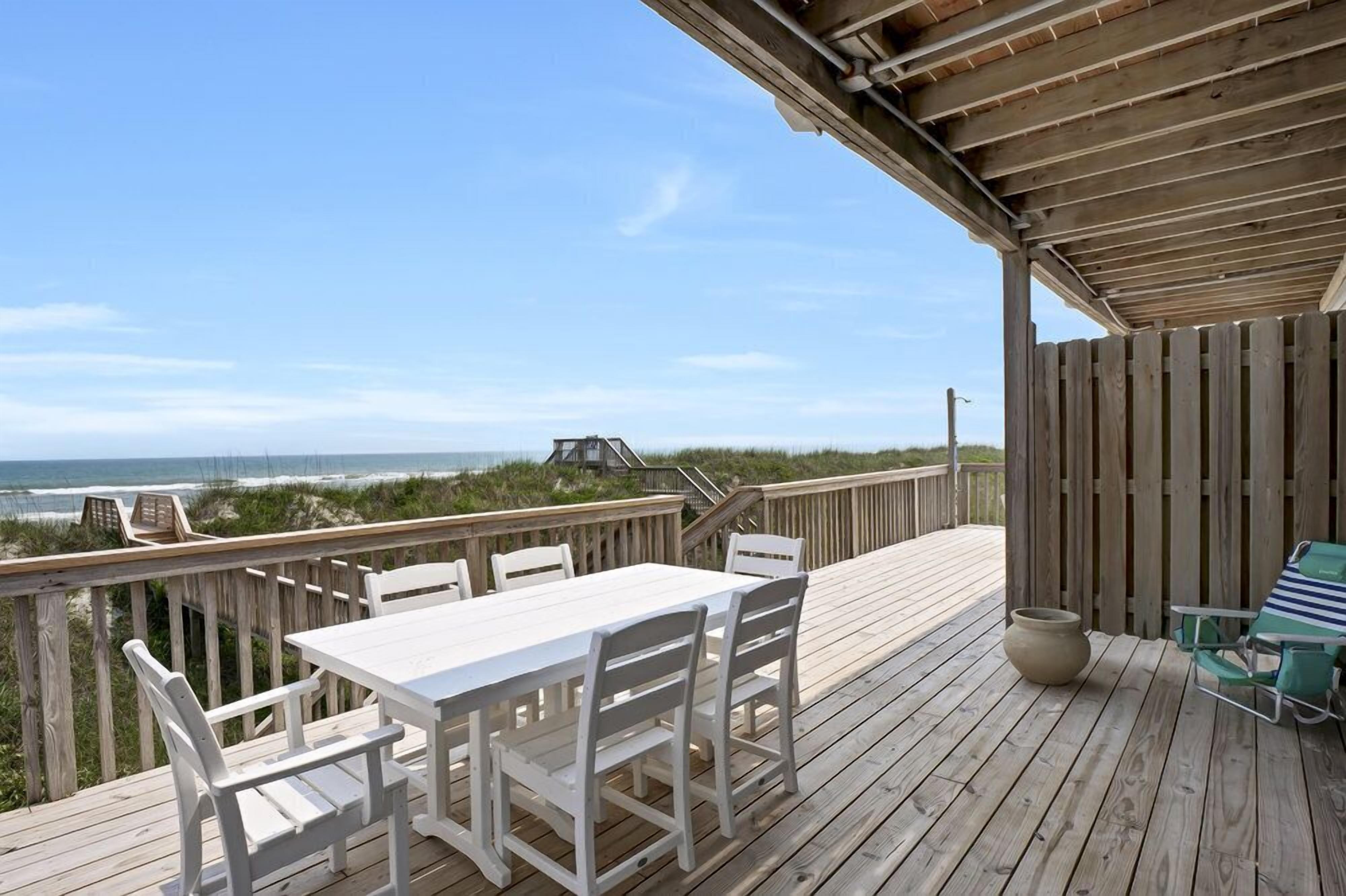 屋外ダイニングエリア