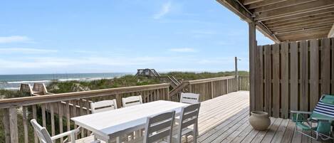 屋外ダイニングエリア