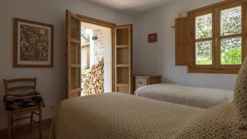 3 bedrooms, desk, iron/ironing board, travel cot