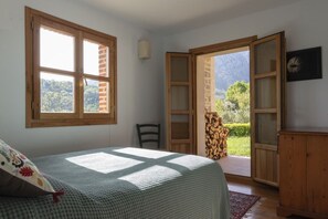 3 soverom, skrivebord, strykejern/-brett og reiseseng for barn