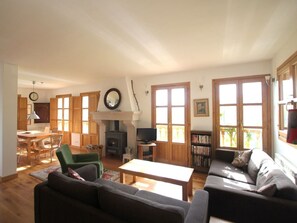 TV connectée, cheminée, jeux vidéo, lecteur de DVD