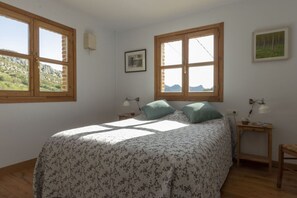 3 bedrooms, desk, iron/ironing board, travel cot