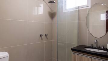 Deluxe Room, 1 Bedroom | Bathroom