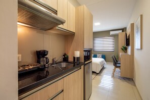Standardsuite - 1 queensize-seng | Privat køkken | Minikøleskab, mikrobølgeovn, opvaskemaskine, brødrister