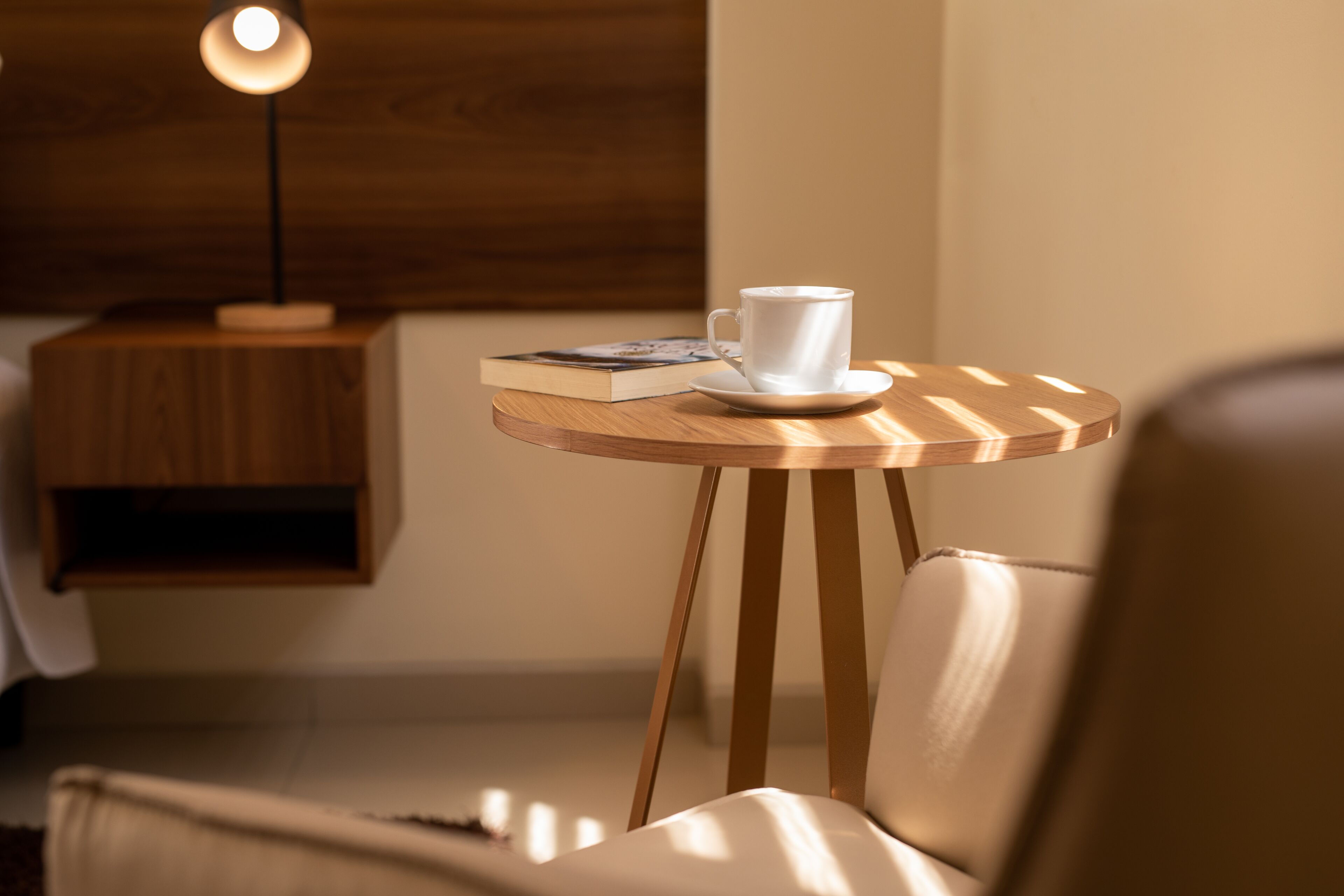 ジュニア スイート クイーンベッド 1 台 | 低刺激性寝具、羽毛の掛け布団、デスク、ノートパソコン用作業スペース