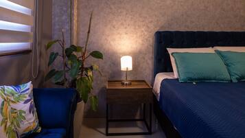 Standard Suite, 1 Queen Bed | Hypo-allergenic bedding, down duvets, desk, laptop workspace