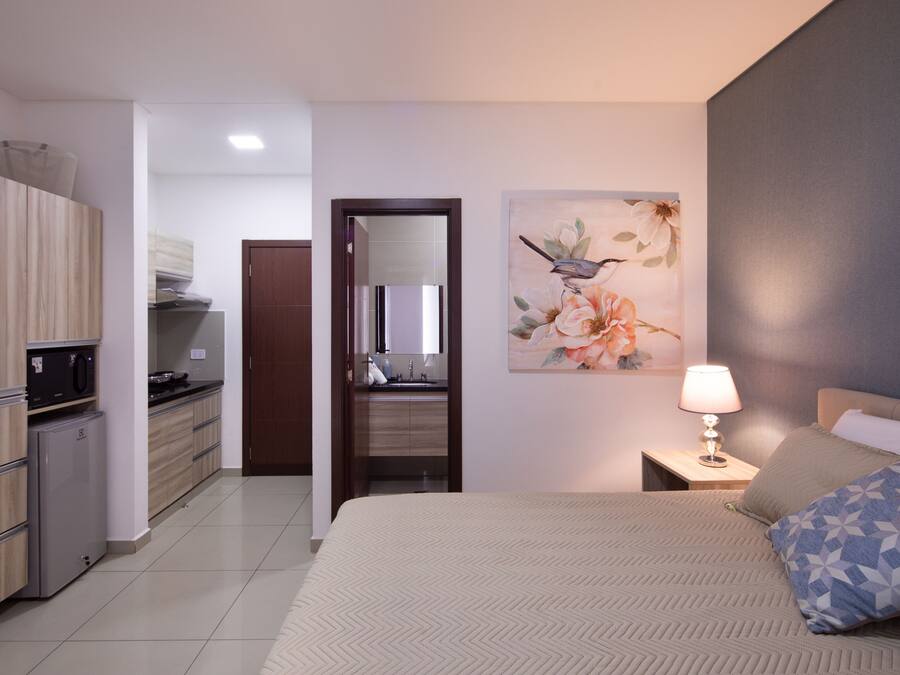 Standard Suite, 1 Queen Bed | Hypo-allergenic bedding, down comforters, desk, laptop workspace