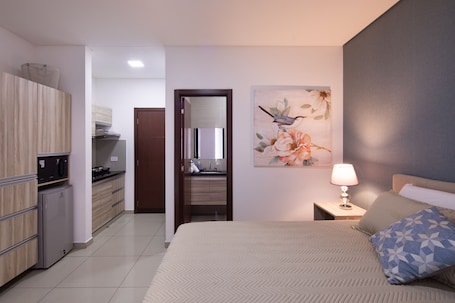 Standard Suite, 1 Queen Bed | Hypo-allergenic bedding, down comforters, desk, laptop workspace