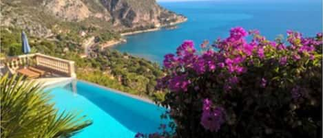 Sulla spiaggia, lettini da mare, teli da spiaggia