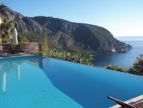Bungalow- wooden chalet, comfort, 180° sea view, infinity pool, garden, 2 pers
