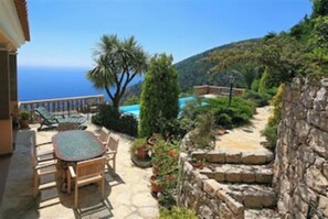Outdoor dining - Bungalow- wooden chalet, comfort, 180° sea view, infinity pool, garden, 2 pers (Èze Bord de Mer)