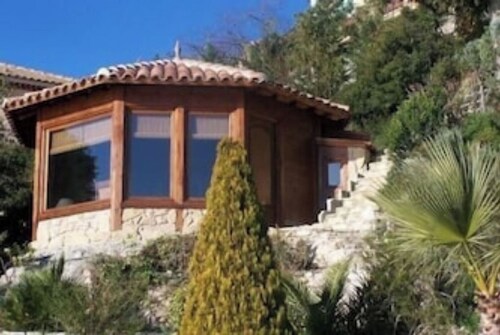 Bungalow- wooden chalet, comfort, 180° sea view, infinity pool, garden, 2 pers