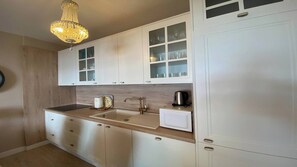 Kühlschrank, Mikrowelle, Wasserkocher mit Kaffee-/Teezubehör