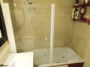 Douche, baignoire Ă jets, sĂšche-cheveux, bidet