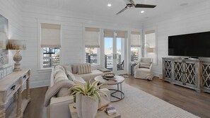 Smart TV, table tennis