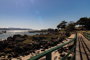 Beach nearby, white sand - Maré de Lua (Florianópolis)