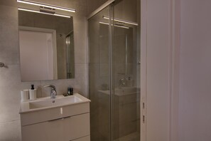 City-studiolejlighed | Badeværelse | Bruser, gratis toiletartikler, hårtørrer, håndklæder