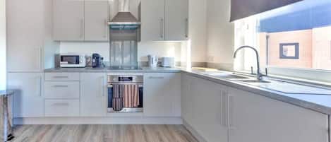 Kühlschrank, Mikrowelle, Ofen, Herdplatte