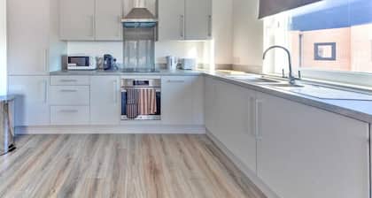 Contemporary 2 Bedroom Apartment in Ashford