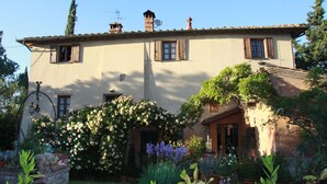 Una casa de dos pisos con jardín delantero.