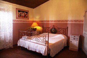 4 bedrooms, iron/ironing board, travel crib, free WiFi - Authentic Tuscan country house, dating back to around the year 1000 (Castelfiorentino)