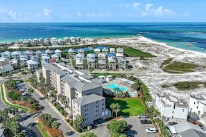 Un resort con varias edificaciones, una piscina y una playa.