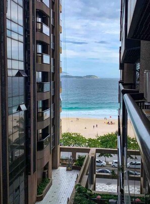 Beach - Modern Apartment in Seaside Building on Ipanema Beach (Rio de Janeiro)