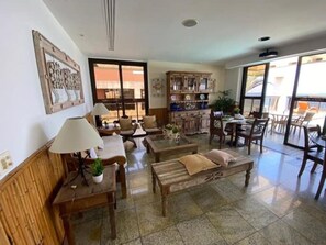 Living area - Modern Apartment in Seaside Building on Ipanema Beach (Rio de Janeiro)