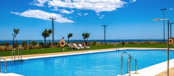 New and bright 3 bed apartment, 3min drive from an ecological reserved beach.