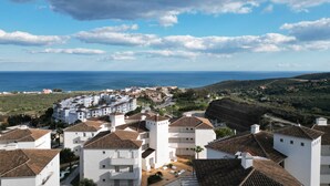 Eine Küstenstadt mit weißen Häusern und Blick auf das Meer.