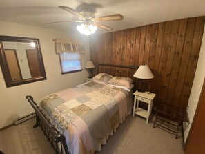 4 Schlafzimmer, Schreibtisch, Bügeleisen/Bügelbrett, Reisekinderbett