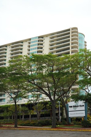 Un hôtel de grande hauteur doté de nombreux balcons et d’une enseigne indiquant « The Ocean Club Villas at Ocean Club ».