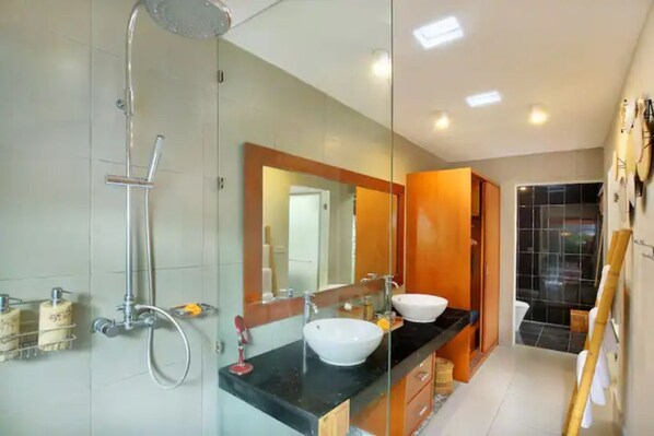 Bathroom - KL1003- Royal 1 Bedroom Villa in Legian (Kecamatan Kuta Utara)