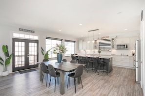 Dining - New Hot Tub, Spacious, Near Downtown (Nashville)