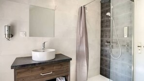 Douche, sèche-cheveux, serviettes fournies, savon