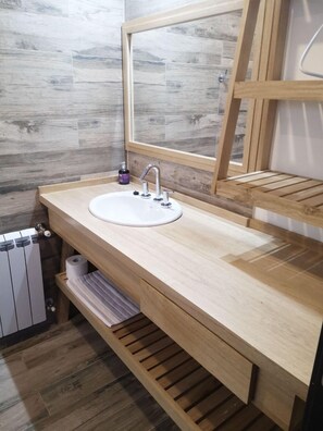 Camera Superior con letto matrimoniale o 2 letti singoli | Bagno | Asciugamani