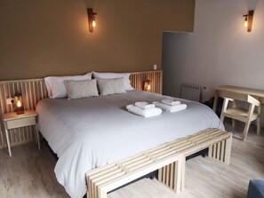 Camera Superior con letto matrimoniale o 2 letti singoli | 1 camera, una cassaforte in camera, una scrivania, tende oscuranti