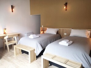 Camera Superior con letto matrimoniale o 2 letti singoli | 1 camera, una cassaforte in camera, una scrivania, tende oscuranti