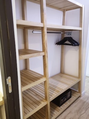 Caja de seguridad en la habitación, escritorio y cortinas blackout