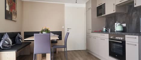 Frigorifero, microonde, forno, piano cottura