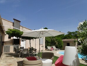 Outdoor dining - Villa au Cœur de la Provence Avec Piscine (Sénas)