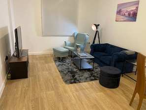 Smart TV, music library - New 2 Bedroom Apartment Barking (London)